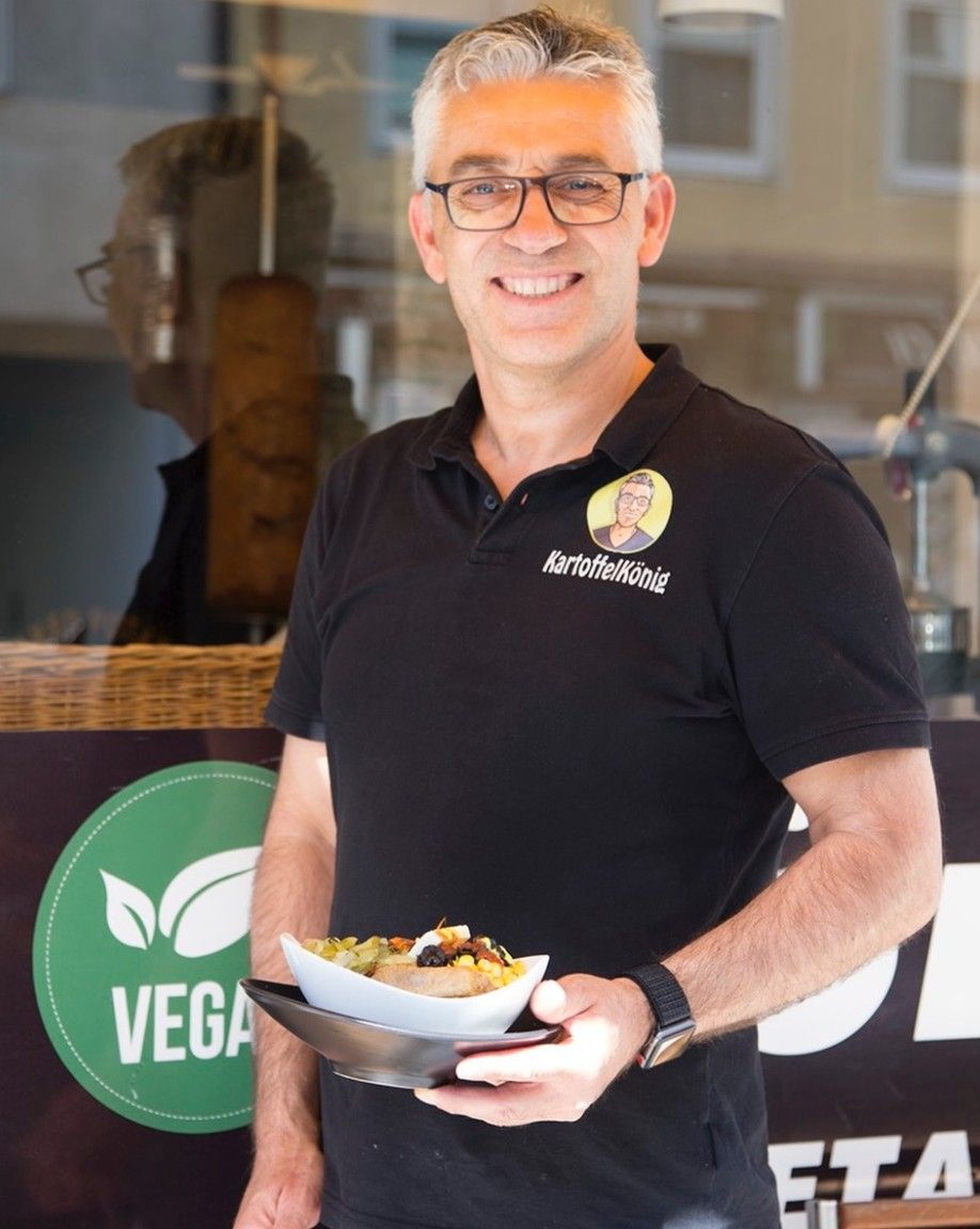 Hüseyin, Gründer vom Kartoffelkönig, vor dem Laden in der Theresienstraße