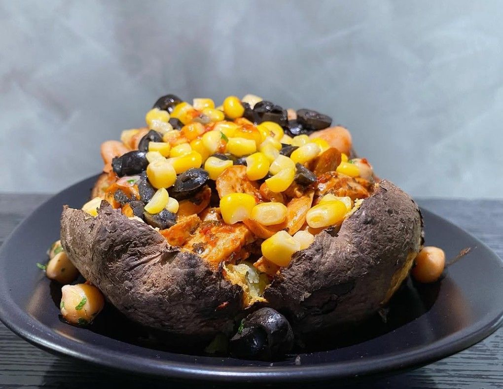 Kumpir mit Mais, Oliven, Kichererbsen und Seitan